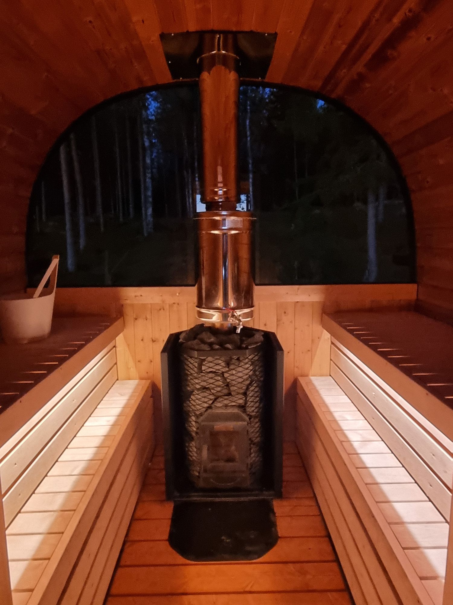 Tunnelmallinen saunan valaistus, led valonauhat valaisemassa epäsuoraa valoa lauteiden alla. Ledstore.fi